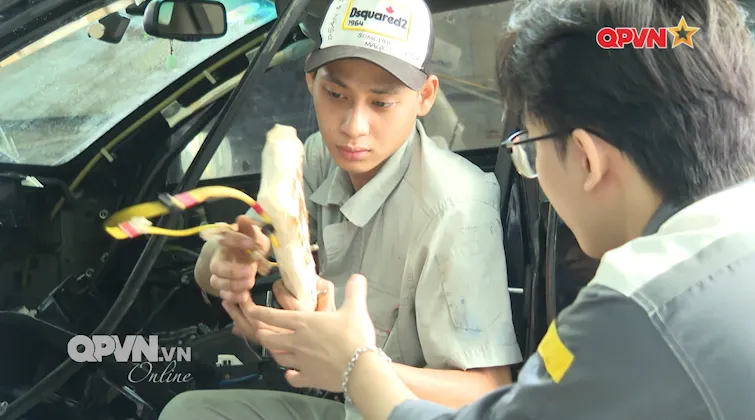 Các gara ô tô làm việc xuyên đêm sau mưa lũ