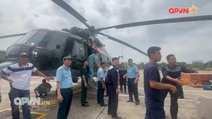 Phó Thủ tướng Trần Hồng Hà khảo sát cứu trợ nhân dân