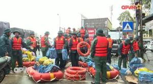 Thành phố huế: Bộ đội khẩn trương hỗ trợ nhân dân khi nước rút