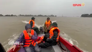 Chuyển hàng cứu trợ vùng lũ