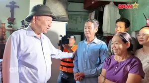 Tổng Bí thư động viên nhân dân trong vùng rốn lũ Huế