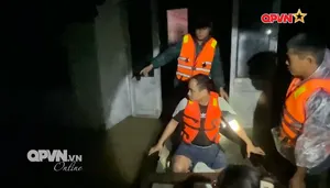 Xuyên đêm giúp đỡ nhân dân Huế ngập lụt