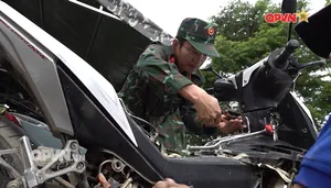 Sửa xe máy miễn phí ở vùng lũ