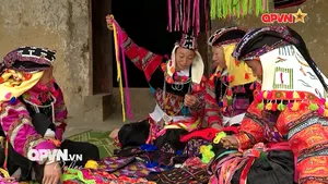 Độc đáo trang phục người Lô Lô