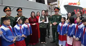 Xuân trên tàu vận tải thuỷ