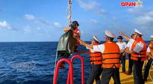 Thùng phiếu “vượt sóng, đu dây” lên nhà giàn