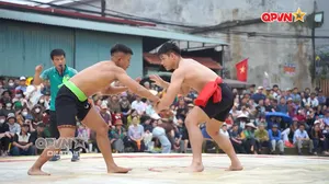 Vật quân đội tại sân chơi Hội làng