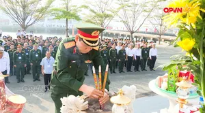 Thăm, kiểm tra, động viên quân và dân trên quần đảo Trường Sa