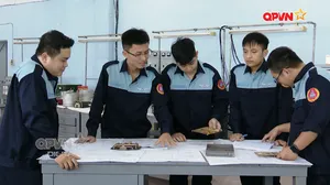 Nâng cánh bay bằng bàn tay người thợ