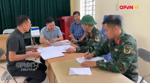 Xây dựng nhà cho những người dân bị nạn do mưa lũ