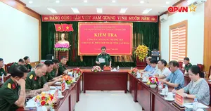 Bộ đội chung tay xây dựng trường học nơi vùng biên