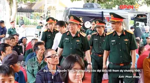Tặng quà, chăm sóc sức khỏe đối tượng chính sách và hộ nghèo tại Tuyên Quang