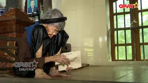 Mẹ vẫn đợi…!