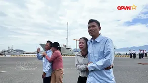 Tình người giữa biển khơi