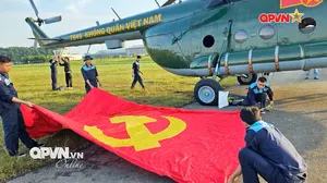 Trực thăng huấn luyện bay kéo cờ sẵn sàng cho ngày đại lễ