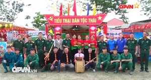 Sắc cờ hồng tháng Tám