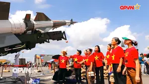 Đông đảo người dân tham quan khu trưng bày của Bộ Quốc phòng tại Triển lãm thành tựu đất nước