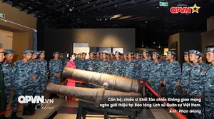 Lực lượng diễu binh, diễu hành tham quan Bảo tàng Lịch sử Quân sự Việt Nam