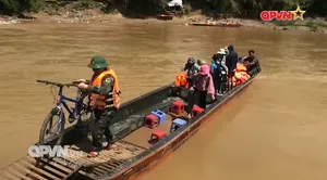 Bộ CHQS tỉnh Sơn La làm cầu phao cho nhân dân qua