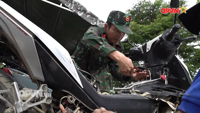 Sửa xe máy miễn phí ở vùng lũ