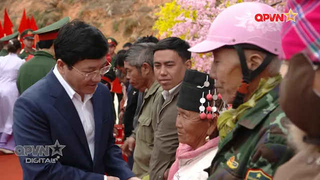 Mang Tết đến với đồng bào vùng lũ Điện Biên