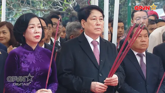 Chủ tịch nước cùng kiều bào dâng hương tại Tượng đài vua Lý Thái Tổ và đền Ngọc Sơn