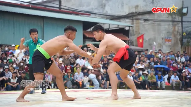 Vật quân đội tại sân chơi Hội làng