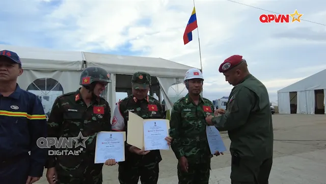 Đoàn cứu hộ cứu nạn Việt Nam đón nhận Huy chương Anh hùng Venezuela