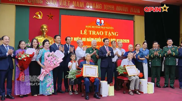 Trao huy hiệu 80 năm tuổi đảng tặng đảng viên lão thành