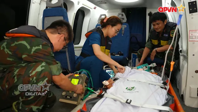 Trực thăng xuyên đêm đưa bệnh nhân đa chấn thương từ Trường Sa về đất liền điều trị