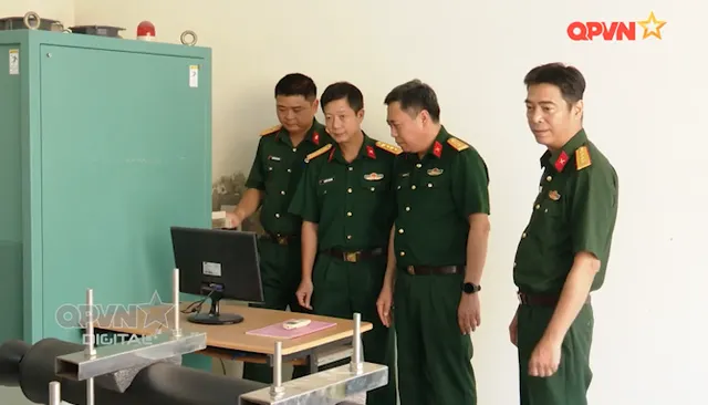 Dưới cánh tên lửa