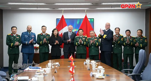 Đại tướng Phan Văn Giang  hội đàm với Bộ trưởng Bộ Quốc phòng Canada