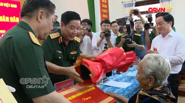 Nghĩa tình người lính Chính trị Quân khu 8