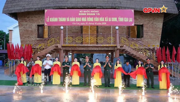 Vui khi được ở nhà rông bộ đội làm