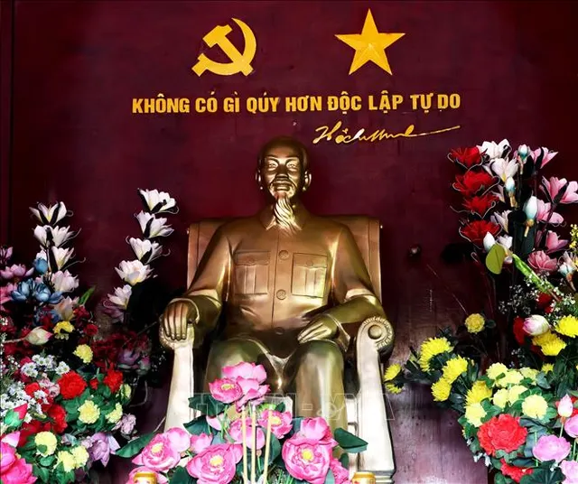 Giới thiệu ca khúc "Hình Bác giữa Trường Sa"